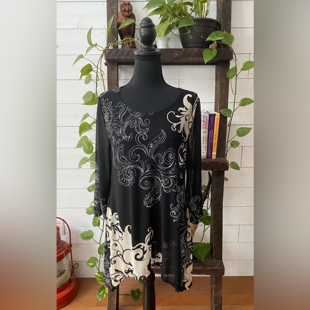 Chico’s Travelers Collection: Black and White Pattern Blouse - Picture 4 of 15